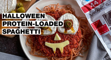 Proteinu není nikdy dost! Vyzkoušej na Halloween recept na chutné špagety s extra dávkou bílkovin.