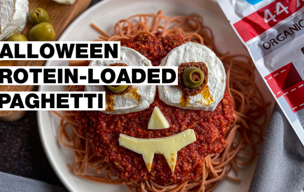¡Nunca hay suficientes proteínas! Prueba esta buenísima receta de espagueti de Halloween con una ración extra de proteínas.