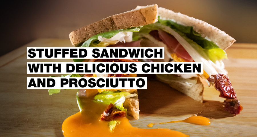Plněný sendvič s lahodným kuřecím masem a šťavnatým pršutem