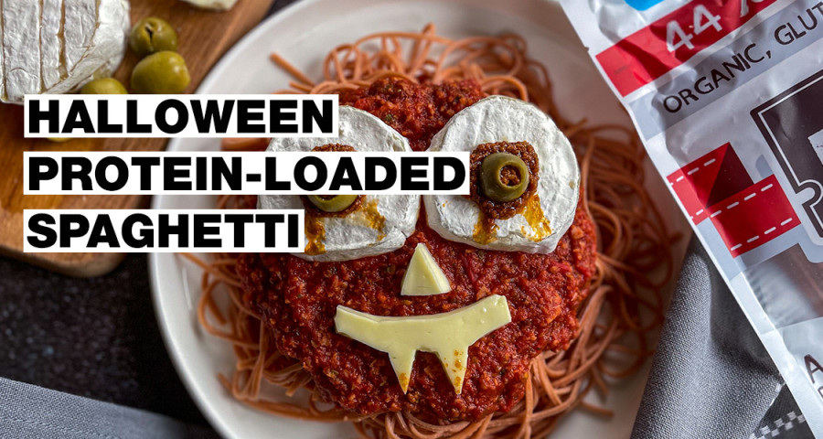 Proteínov nie je nikdy dosť! Vyskúšaj na Halloween recept na chutné špagety s extra dávkou bielkovín. 