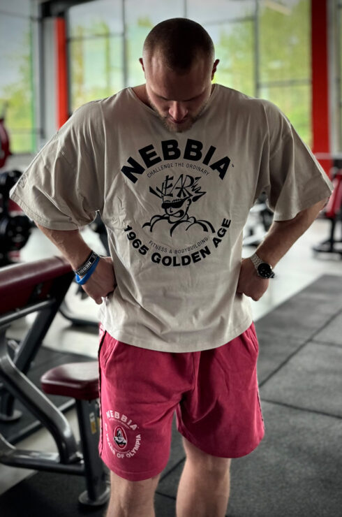 Old-school bodybuilding v modernom prevedení. Washed bavlna, voľný fit a odkaz na zlatú éru, ktorá položila základy gym kultúry. Pavel Shchiglo si vybral: Toto vôbec nie je hocijaké tričko — je to kúsok pre lifterov, ktorí chcú ukázať svoje tvrdo vydreté gains! Pritom nezabúdajú vzdať hold zlatej ére kulturistiky, ku ktorej všetci vzhliadame. Rag top strih je top voľba, pretože je voľný, ale zároveň zdôrazňuje to, čo má: Zvýrazní ramená, hruď, bicepsy, takže tvoj progres bude fakt neprehliadnuteľný. Vypratý washed-off efekt má ten správny old-school vibe. S výrazným NEBBIA a Mr. Olympia brandingom a grafikou Golden Age 1965, sú bodybuilderské legendy v gyme s tebou. Či už makáš v posilke alebo vyrazíš do ulíc, v tomto tričku zostávaš verný pravému odkazu kulturistiky. Teplákové šortky stvorené pre tvoj 24/7 gym life pravého bodybuildera! Vypraný washed-off efekt im dáva ten správny old-school look, ktorý ťa prenesie späť do zlatej éry bodybuildingu. Klasický regular fit a 100% heavyweight bavlna ti zabezpečia maximálne pohodlie – či už makáš na ťažkých sériách alebo regeneruješ počas rest day. Sú ušité z mimoriadne odolného materiálu, pripravené zvládnuť každý tvoj výkon. A čo je najviac – s každým pohybom ti budú pripomínať odkaz kulturistických legiend, ktorí pred tebou vyšliapali cestu až na pódium Mr. Olympia.