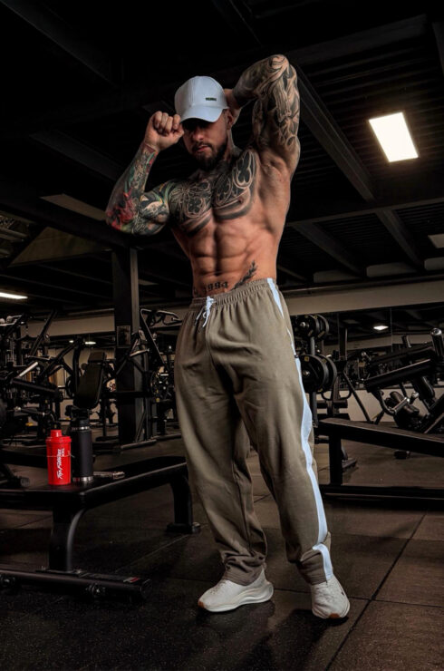 Pro ty, kteří žijí gym kulturou i mimo gym. Clean fit. Žádné zbytečnosti. Ten posledný detail a si dokonalá. Čisté línie, Royal White tóny s tmavozelenou spodnou stranou šiltu a zlatým logom – nenápadná, a predsa neprehliadnuteľná. Heavyweight tepláky z prémiovej bavlny sú navrhnuté na celodenný komfort. Spoľahlivé v gyme, pohodlné počas rest days aj víkendového chillu. Vyber si odvážne hunter camo alebo jednofarebné dizajny a prines svoj štýl do danger zone.