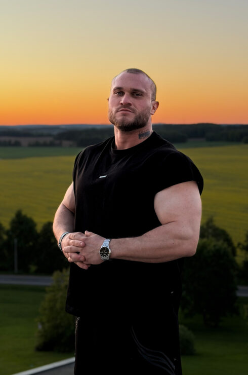 Heavyweight bavlna. Žiadne limity. Žiadne skratky. Set stvorený pre tréningy, kde rozhoduje disciplína, nie motivácia. Pavel Shchiglo si vybral: Heavyweight bavlna, raw gym energia. Oversized strih ti dovolí makať naplno, sústrediť sa, máš nulové limity. Skrátka tank top stvorený pre pumpu. Nič viac netreba. Žiadne limity. Žiadne skratky. Voľný fit z odolného heavyweight materiálu, ktorý vydrží každý set. Komfortné, pevné, stvorené na reálny tréning.