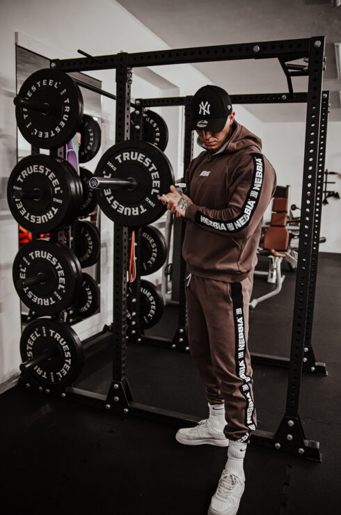 Nie každý deň je PR day. Ale každý deň sa počíta. Set stvorený pre tých, ktorí sa ukážu aj vtedy, keď sa im nechce. Tvoja everyday gym mikina posunutá na vyšší level. Bavlnená mikina HERO kombinuje heavyweight komfort s klasickou bodybuilding estetikou. Ideálna na warm-up, rest day alebo cestu do gymu, keď je konzistentnosť dôležitejšia než motivácia. Základ, ktorý potrebuje každý lifter. Tepláky HERO sú navrhnuté na dlhé tréningy, ťažké váhy a každodenné nosenie v gyme aj mimo neho. Odolné, pohodlné a správne old-school – tieto tepláky sa neriadia trendmi, ale štandardmi, na ktorých záleži.