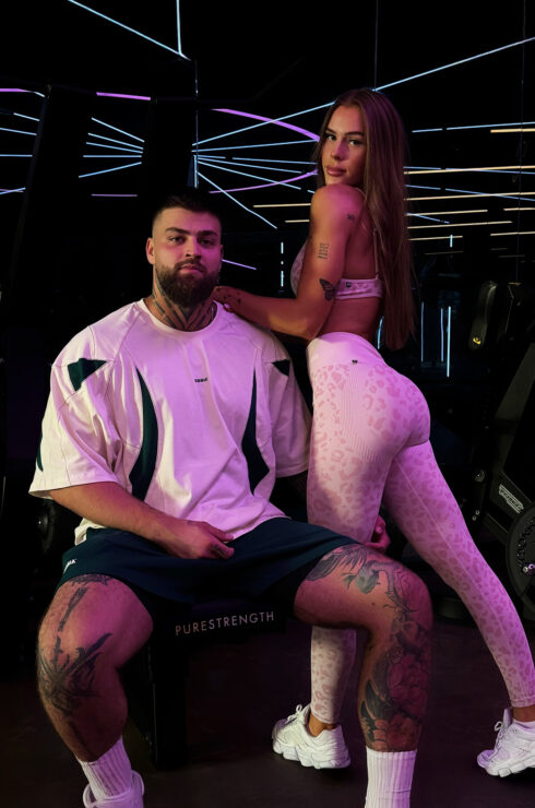 Hoď ho na seba pred prvým setom. Oversized pump cover tričko a heavyweight šortky - presne ten gym fit, ktorý v tebe zapne PRIMAL inštinkt. Cover up. A ovládni priestor. Oversized pump cover z heavyweight bavlny s kontrastnými color blokmi a prešívaním. Prémiový dizajn je technicky aj vizuálne dokonale doladený a neprehliadnuteľný. Tričko drží tvar, je odolné, dominuje, Hoď ho na seba. Žiadne limity. Žiadne skratky. Voľný fit z odolného heavyweight materiálu, ktorý vydrží každý set. Komfortné, pevné, stvorené na reálny tréning.