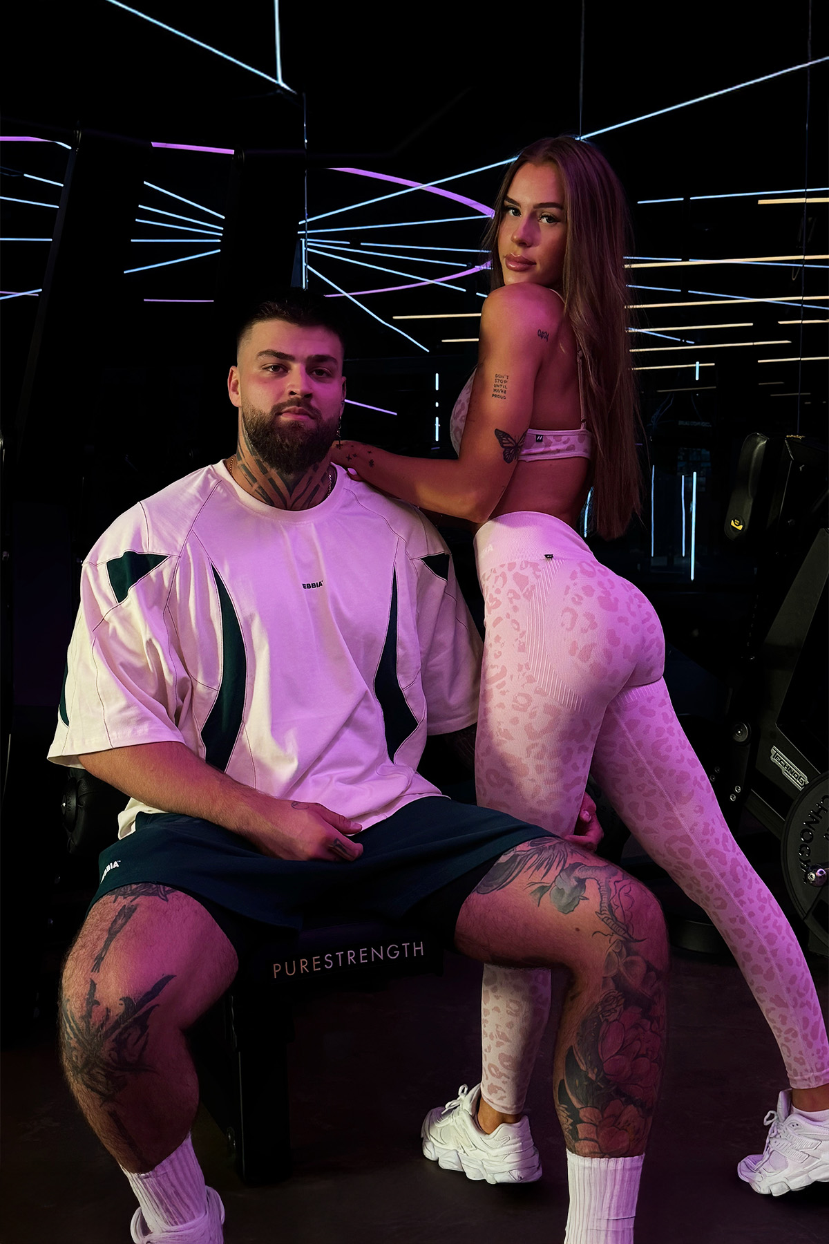 Hoď ho na seba pred prvým setom. Oversized pump cover tričko a heavyweight šortky - presne ten gym fit, ktorý v tebe zapne PRIMAL inštinkt. Cover up. A ovládni priestor. Oversized pump cover z heavyweight bavlny s kontrastnými color blokmi a prešívaním. Prémiový dizajn je technicky aj vizuálne dokonale doladený a neprehliadnuteľný. Tričko drží tvar, je odolné, dominuje, Hoď ho na seba. Žiadne limity. Žiadne skratky. Voľný fit z odolného heavyweight materiálu, ktorý vydrží každý set. Komfortné, pevné, stvorené na reálny tréning.