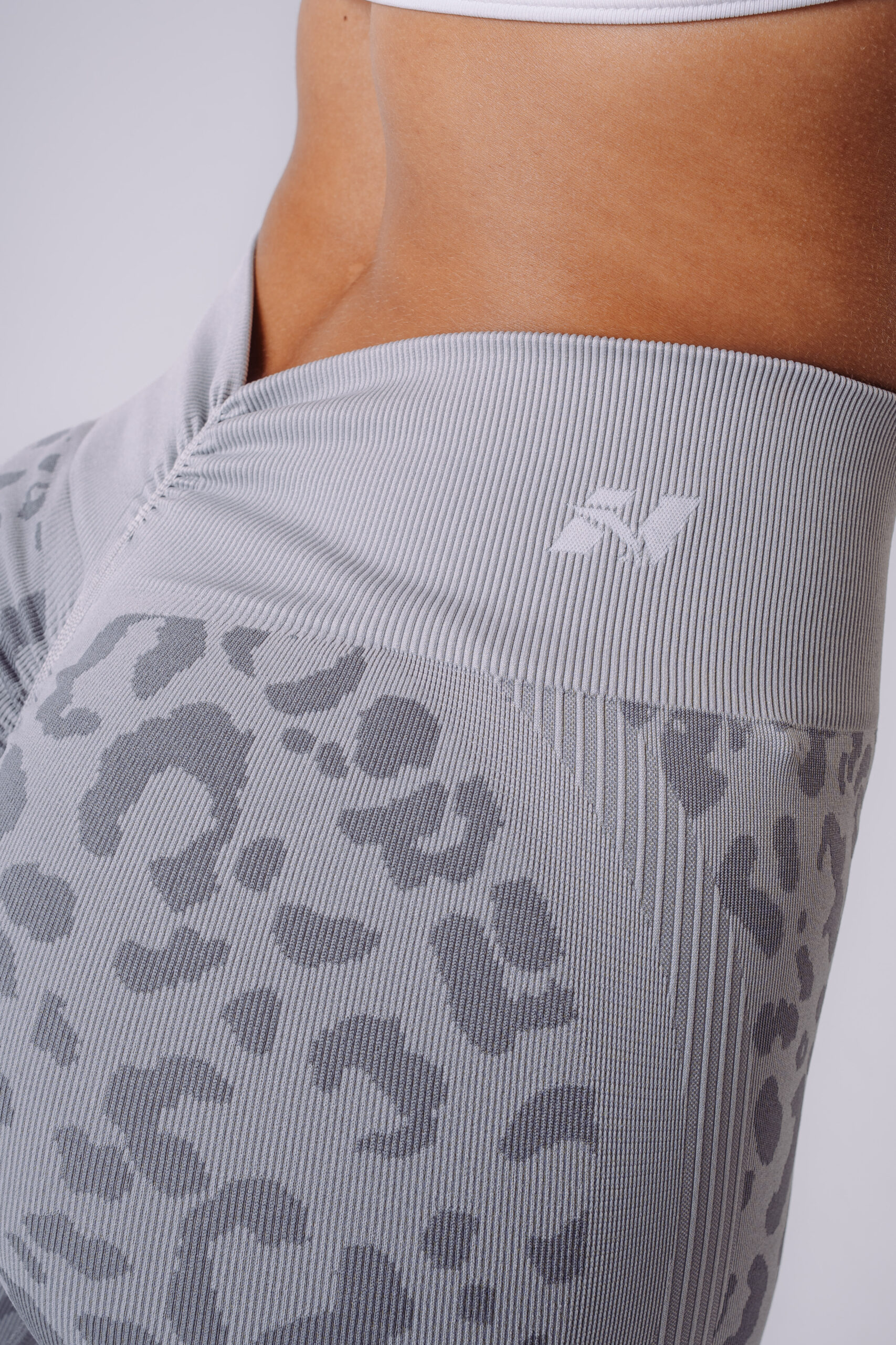 Push-Up Compression Leopard Leggings PRIMAL 849 Light Gray - Image 5